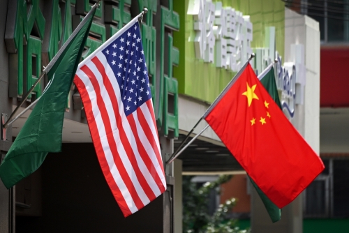 ▲중국 베이징에 있는 한 호텔 밖에 미국과 중국 국기가 걸려 있다.  (베이징/AFP연합뉴스)