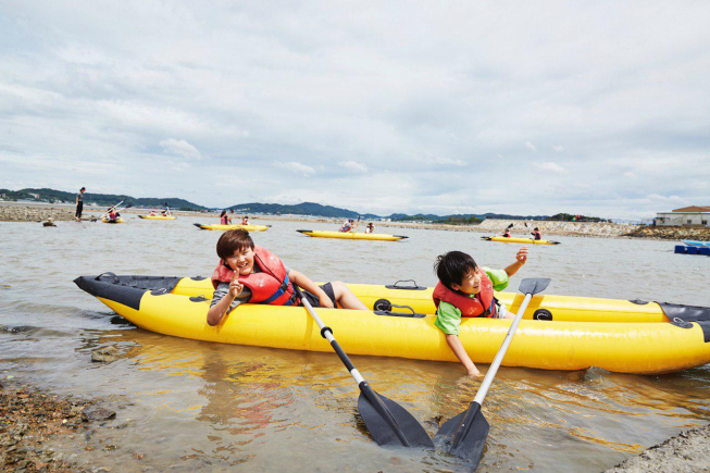 ▲효성이 지난 20일 경기도 화성군 백미리 어촌체험마을에서 장애아동을 둔 형제 자매들의 심리적 안정을 위해 진행한 여름 나들이 행사에서 아이들이 카약을 타고 있다.(사진제공=효성)