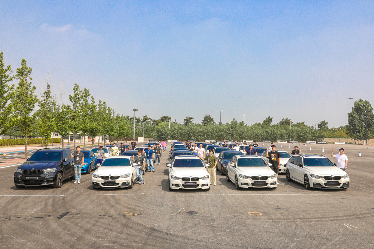 ▲BMW 코리아가 19일 영종도에 있는 BMW 드라이빙 센터에서 M퍼포먼스 클럽 고객 100여 명을 대상으로 '2019 M 퍼포먼스 클럽 트랙데이'를 열었다. (사진제공=BMW코리아)