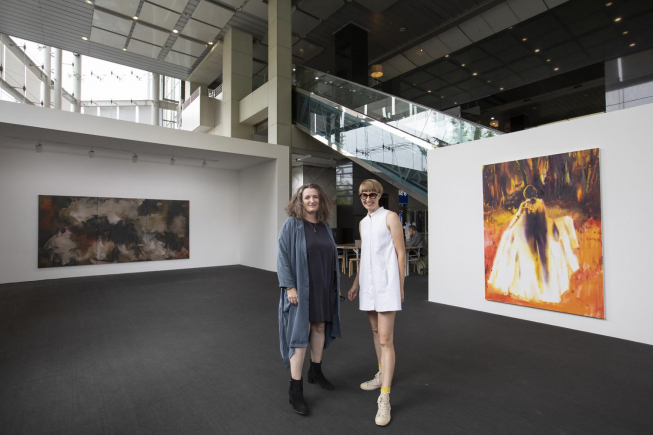 ▲코오롱이 내달 23일까지 경기도 과천 본사 '스페이스k'에서 개최하는 여름 문화 축제에 영국 작가 에린 롤러(왼쪽)와 린지 불이 방문했다. (사진제공=코오롱)