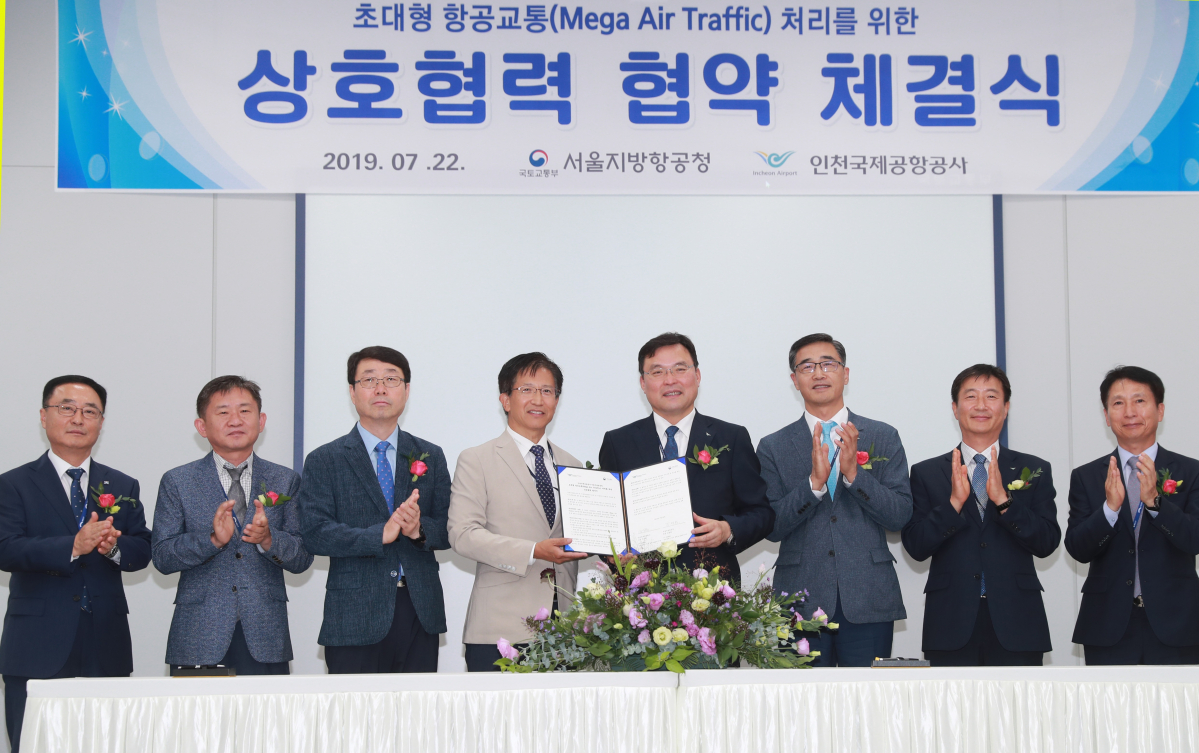 ▲인천국제공항공사 구본환 사장(사진 왼쪽에서 다섯 번째), 서울지방항공청 김철환 청장(왼쪽 네번째), 인천국제공항공사 김종서 운항본부장(왼쪽에서 여섯번째) 및 관계자들이 22일 인천공항 비상접근관제소에서 열린 ‘인천공항 초대형 항공교통관제 훈련센터 개소식 및 업무협약 체결 행사’에서 기념촬영을 하고 있다. (인천국제공항공사)