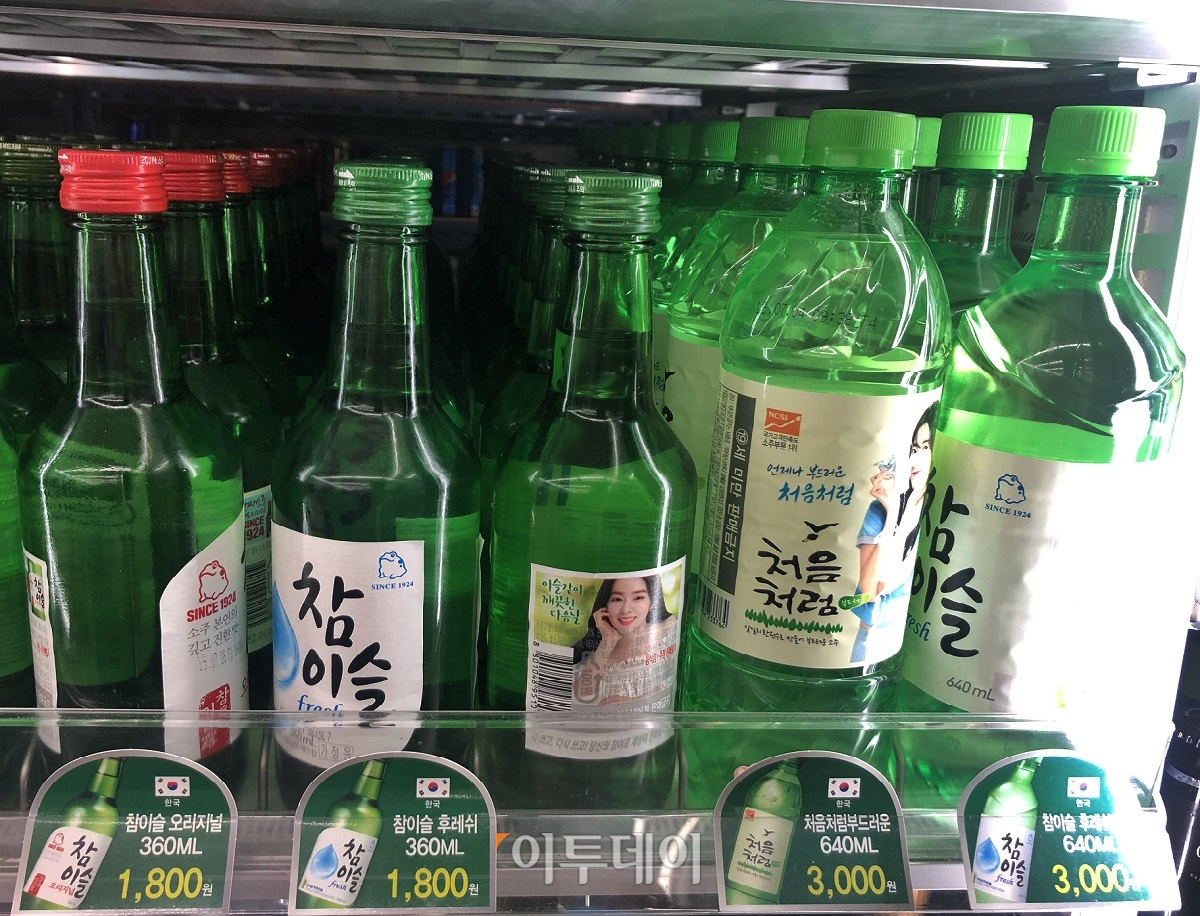 ▲맥주 불매운동이 벌어지자 국내 주류 회사들은 '태극기'를 가격판에 붙이고 있다. 처음처럼도 마찬가지다. (홍인석 기자 mystic@)