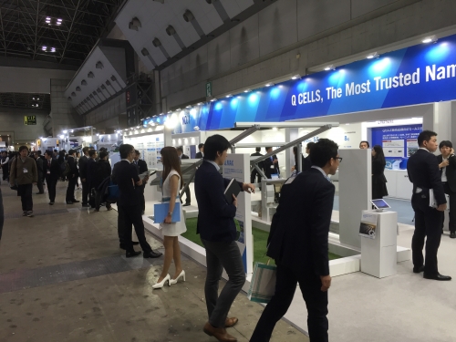 ▲한화큐셀이 지난 2016년 일본 동경 빅사이트에서 열리는 ‘PV EXPO’에 참가해 태양광 모듈을 소개하고 있다. (사진제공=한화큐셀)