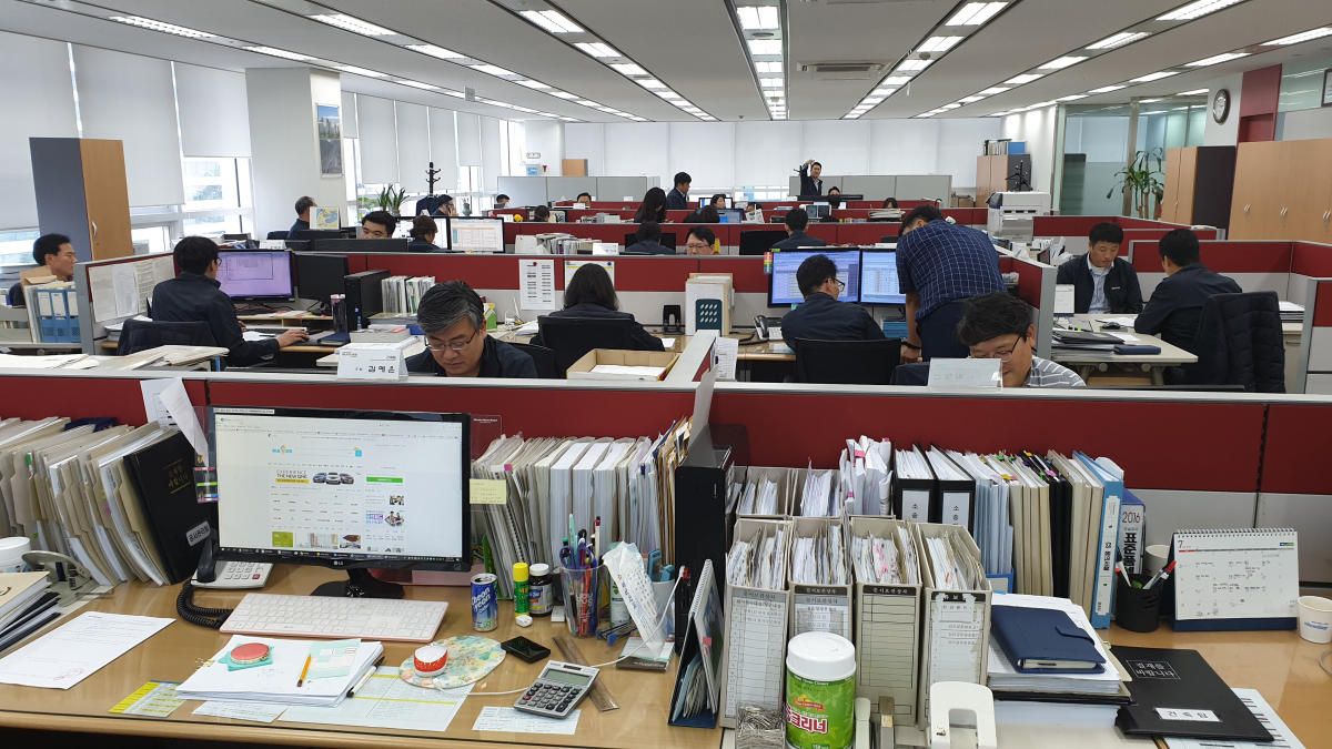 ▲성지건설 직원들이 업무를 보고 있다.(사진 제공=성지건설)