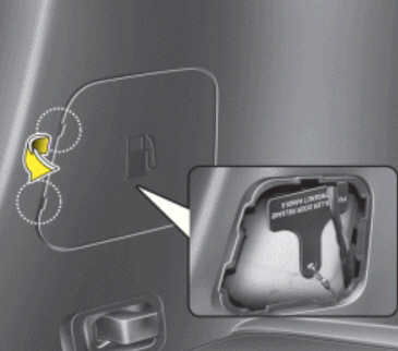 ▲주유구 커버가 열리지 않을 때엔 트렁크 내부 주유구 방향에 있는 강제 열림 레버를 당기면 된다.