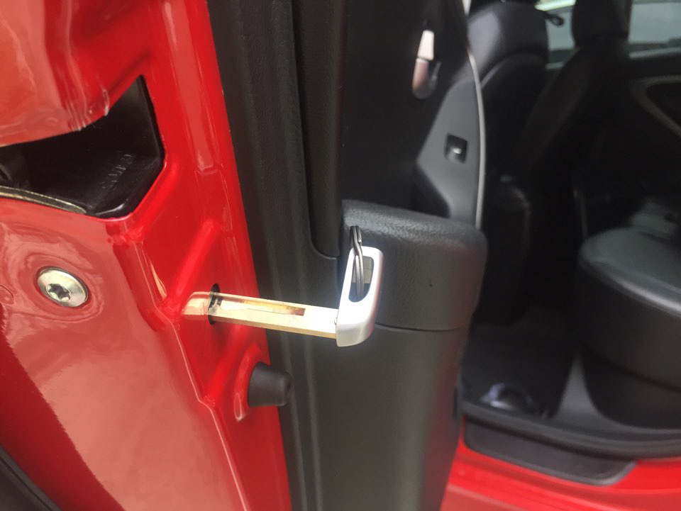 ▲뒷자석 문틀의 차일드 세이프티 록.