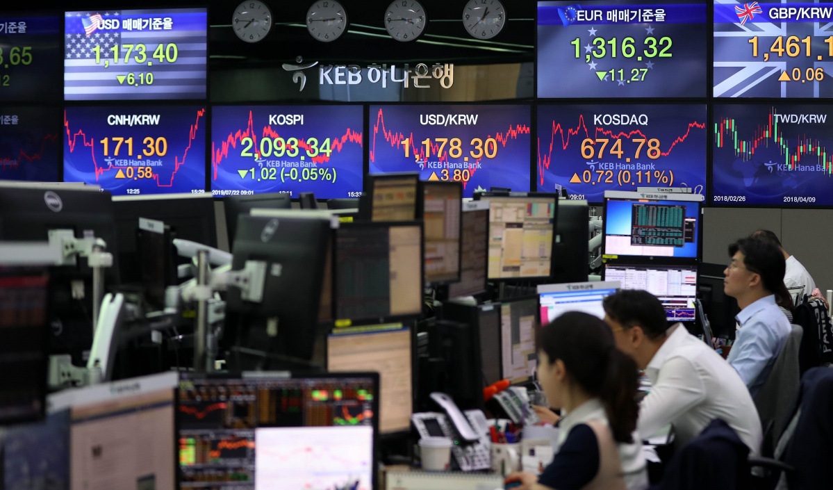 ▲22일 오후 서울 중구 KEB하나은행 딜링룸 전광판에는 코스피 지수가 전 거래일에 비해 1.02(-0.05%)포인트 하락한 2093.34에 마감했다.