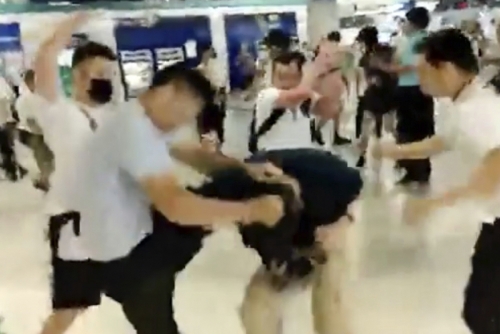 ▲홍콩 위엔룽 지하철역에서 21일(현지시간) 흰색 옷을 입은 괴한들이 검은 티셔츠를 입은 한 시민을 마구잡이로 폭행하는 장면이 CCTV에 포착됐다. 홍콩/AP연합뉴스
