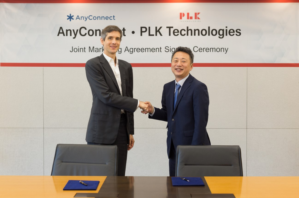 ▲애니커넥트클로드 호치루티너(왼쪽), 박광일 PLK테크놀로지 대표이사(사진제공=PLK테크놀로지)