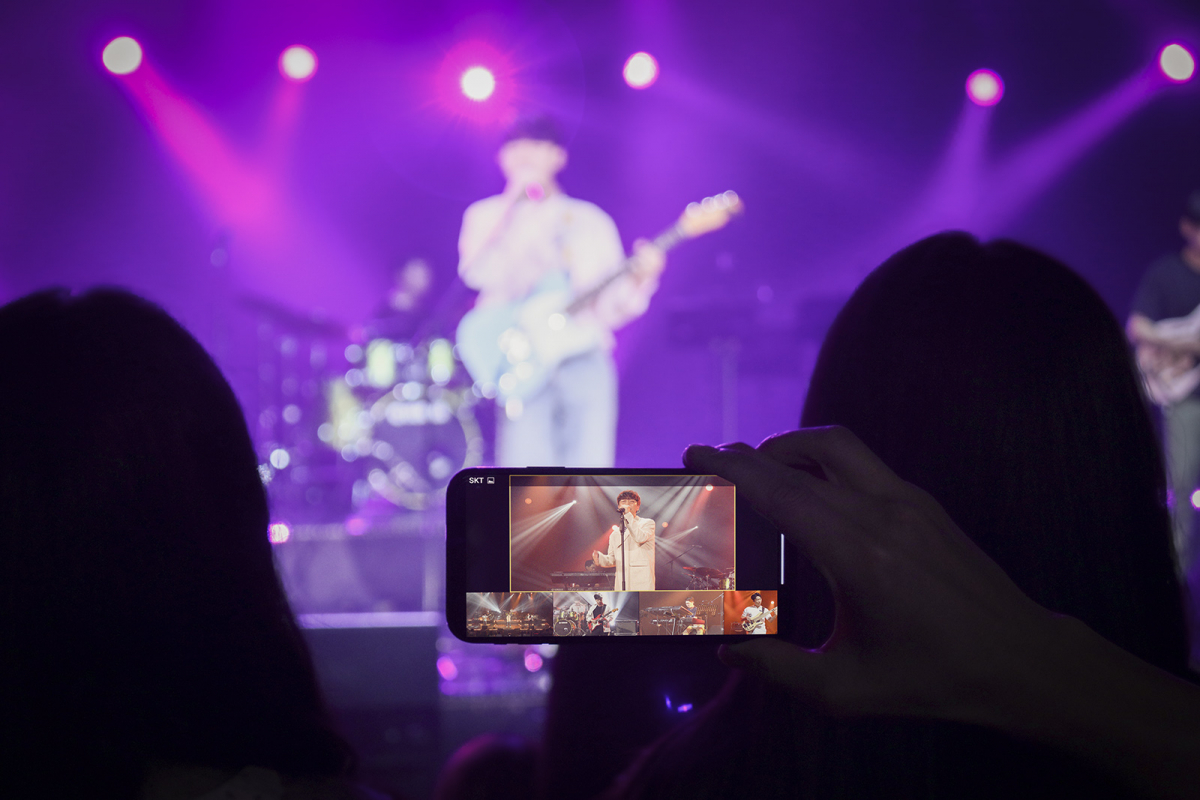 ▲KBS 1TV 음악프로그램 ‘올댓뮤직’ 녹화공연에서 뮤직 멀티뷰를 시연하는 모습. (사진 = KBS 올댓뮤직)