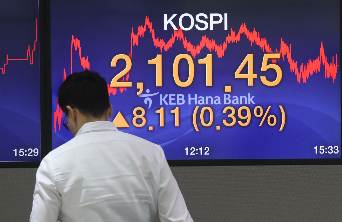 ▲24일 코스피 지수가 전 거래일 대비 8.11(0.39%) 오른 2101.45에 마감했다.