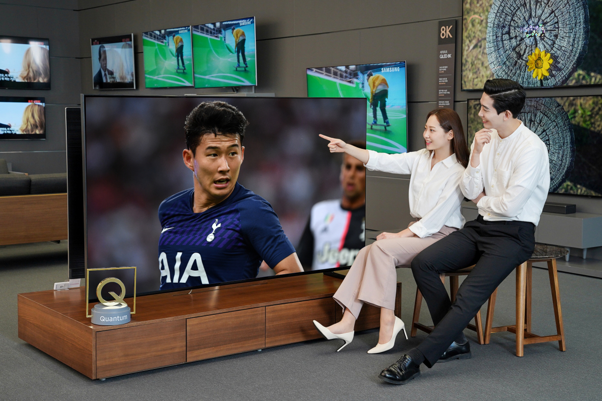 ▲삼성전자 모델이 지난 21일 싱가포르에서 열린 인터내셔널 챔피언스컵 토트넘 홋스퍼와 유벤투스의 경기 영상을 삼성 QLED 8K 98형을 통해 체험하고 있다. (사진제공=삼성전자)
