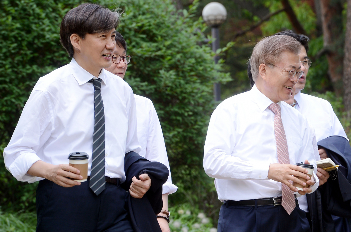 ▲문재인 대통령이 11일 오후 신임 수석비서관들과 오찬을 갖은 후 청와대 소공원을 산책하고 있다.     조국 민정수석, 권혁기 춘추관장, 문재인 대통령, 송인배 전 더불어민주당 선대위 일정총괄팀장. (연합뉴스)