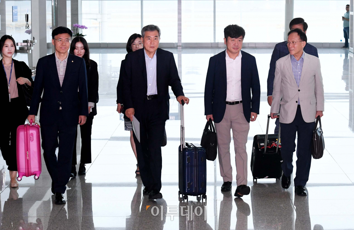 ▲제 26차 한미일 의원 회의에 참석하는 여야 방미단의 최교일(왼쪽부터) 자유한국당 의원, 이상돈 바른미래당 의원, 유의동 바른미래당 의원, 이수혁 더불어민주당 의원이 24일 인천 중구 인천국제공항 제2터미널을 통해 출국하고 있다. (사진=신태현 기자 holjjak@)