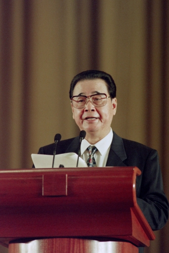 ▲리펑 중국 전 총리가 1995년 10월 24일(현지시간) 베이징에서 열린 유엔 창설 50주년 기념 리셉션에서 연설하고 있다. 리펑 전 총리는 22일 사망했다. 베이징/AFP연합뉴스
