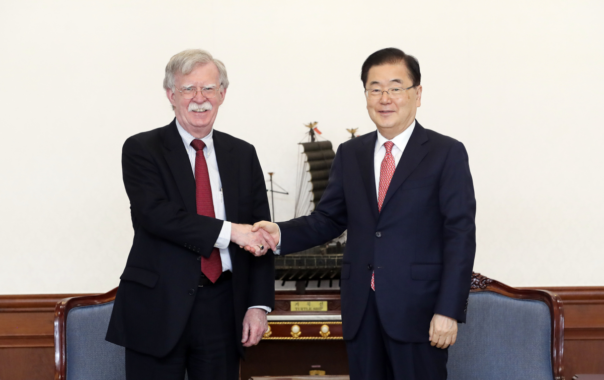 ▲정의용 청와대 국가안보실장이 24일 오전 청와대에서 존 볼턴 미 백악관 국가안보회의 보좌관을 만나 악수하고 있다. (청와대 제공)