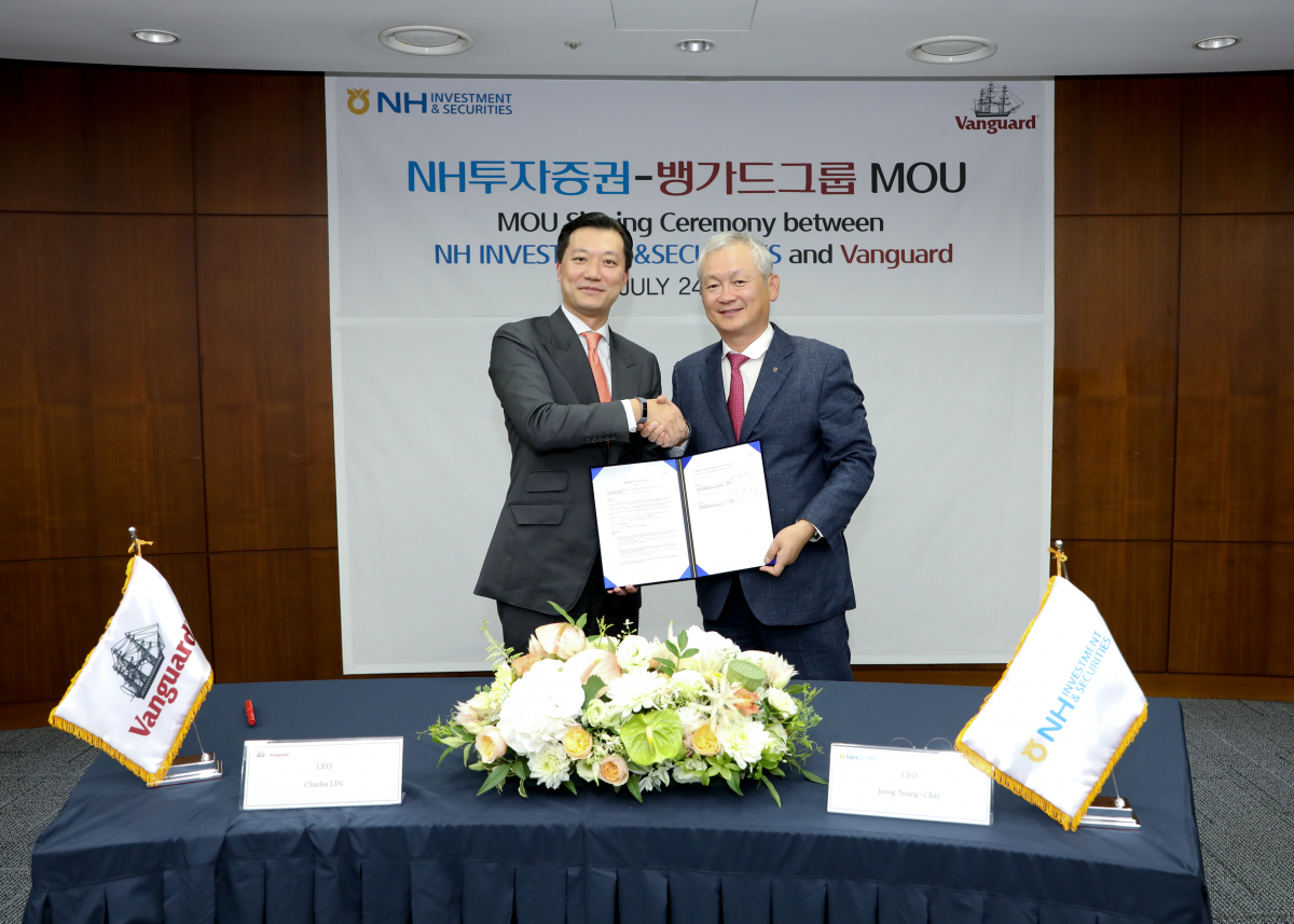 ▲NH투자증권은 뱅가드 인베스트먼트 홍콩과 24일 NH투자증권 여의도본사에서 자산관리 비즈니스 전반에 대한 업무협약(MOU)을 체결하였다. (왼쪽부터) 찰스 린 뱅가드 차이나·아시아 대표와 NH투자증권 정영채 대표이사가 업무 협약 기념촬영을 하고 있다.(NH투자증권)