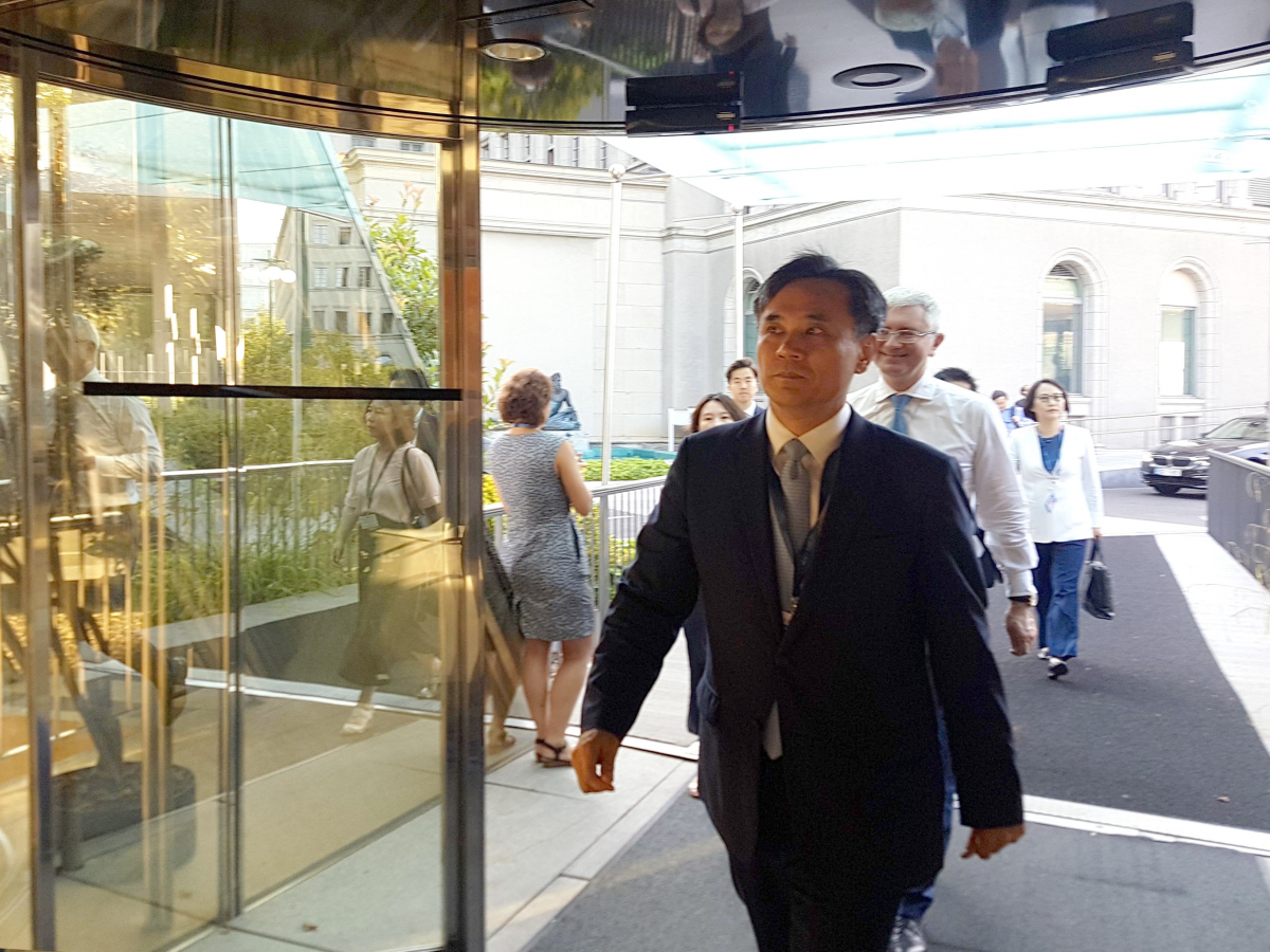 ▲스위스 제네바에서 열린 세계무역기구(WTO) 일반이사회에 한국 정부 대표로 참석한 김승호 산업통상자원부 신통상질서전략실장이 23일(현지시간) 회의장에 도착하고 있다. (연합뉴스)