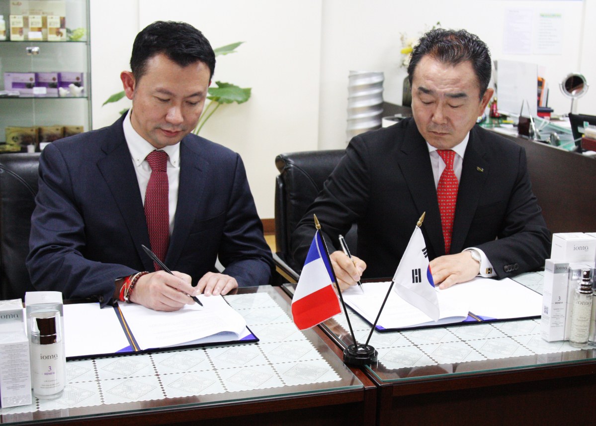 ▲-(왼쪽부터) IOMA 아리아 키티차이칸 아시아 해외영업 총괄, 청호나이스 정휘철 대표이사 부회장(사진제공=청호나이스)