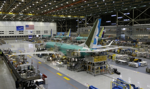 ▲미국 워싱턴주 렌턴의 보잉 공장에서 737맥스 항공기가 한창 건조 중에 있다. 렌턴/AP뉴시스

