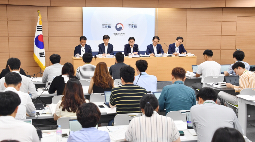 ▲김병규 기획재정부 세제실장(가운데)이 22일 정부세종청사 브리핑룸에서 '2019년 세법개정안'을 브리핑하고 있다.(출처=기획재정부)