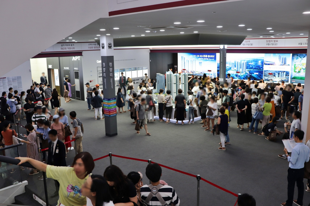 ▲‘청량리역롯데캐슬SKY-L65’ 견본주택 내부 모습 (자료제공=롯데건설)