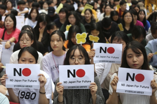 ▲서울의 한국 주재 일본 대사관 앞에서 24일 시위대가 위안부에 대한 완전한 배상과 사과를 요구하는 시위를 하고 있다. 서울/AP뉴시스
