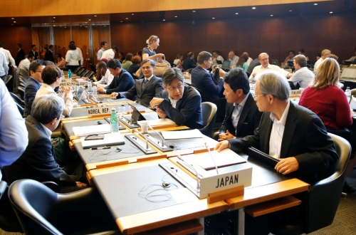 ▲24일(현지시간) 스위스 제네바에서 열린 WTO 일반이사회에서 한국과 일본 대표단이 나란히 앉아 있다. 제네바/로이터연합뉴스