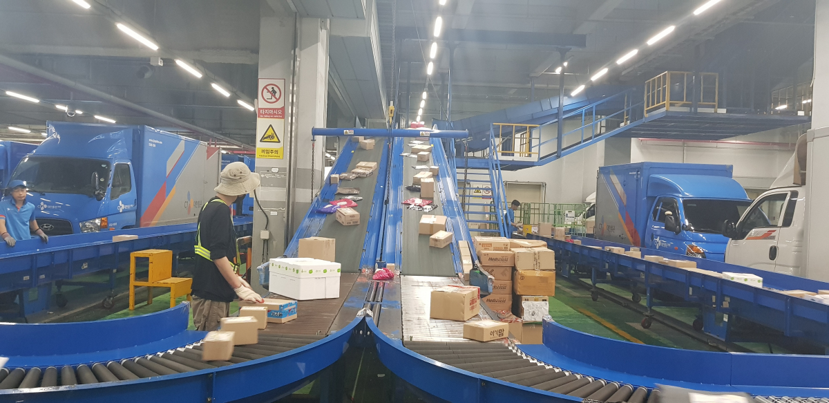 ▲25일 서울시 금천구에 있는 CJ대한통운 서브터미널 모습. 휠소터가 택배를 자동으로 분류하고 있다.