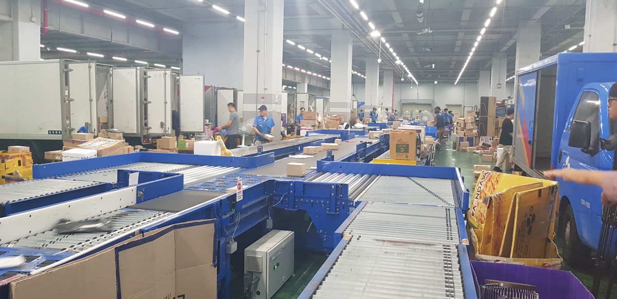 ▲25일 서울시 금천구에 있는 CJ대한통운 서브터미널 모습. 휠소터가 택배를 자동으로 분류하고 있다.