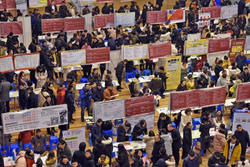▲지난 2월12일(현지시간) 중국 장쑤성 화이안에서 취업설명회가 열려 일자리를 찾는 사람들이 몰려들었다. 화이안/신화뉴시스
