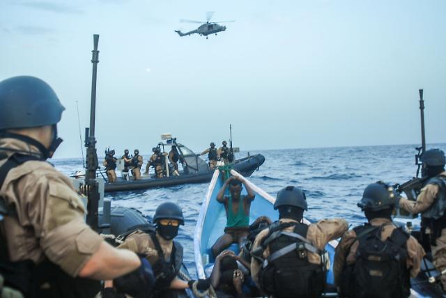 ▲청해부대가 해적 의심 선박을 조사하고 있다.(출처=해군)