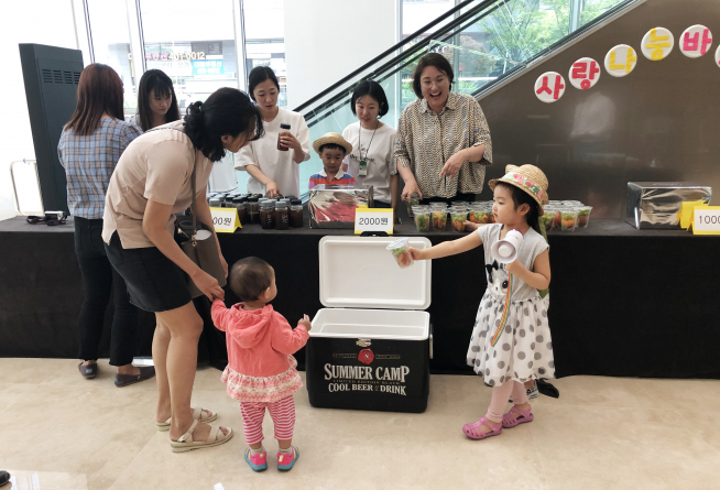 ▲대명그룹 임직원 자녀로 구성된 대명키즈스테이션 원아들이 바자회를 열고 있다(사진=대명그룹)