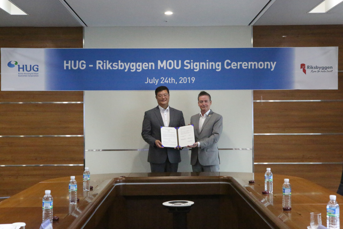 ▲지난 24일 HUG 부산 본사에서 김태복 HUG 부사장과 로버트 솔더헬름 릭스뷔겐 CFO가 MOU 체결 기념촬영을 하고 있다. (사진제공=HUG)