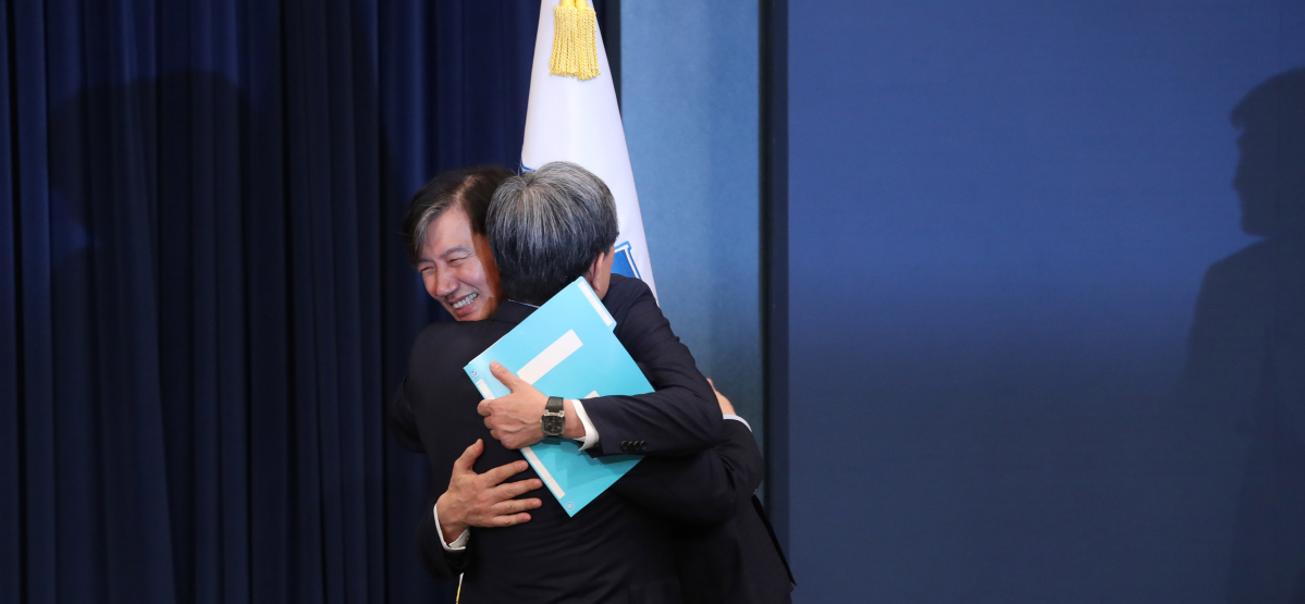 ▲노영민 청와대 비서실장이 26일 오후 춘추관에서 신임 수석 인선안을 발표했다. 인선안 발표 후 노영민 비서실장과 조국 전 민정수석이 포옹하고 있다. (연합뉴스)