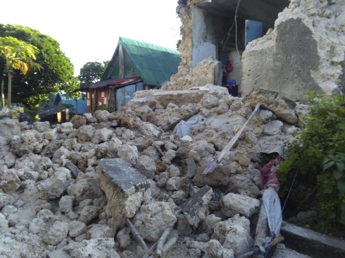 ▲필리핀 이트바야트섬에서 27일(현지시간) 규모 5급의 지진이 세 차례 발생한 가운데 한 가옥이 붕괴해 잔해가 쌓여 있다. 이트바야트/AP연합뉴스 
