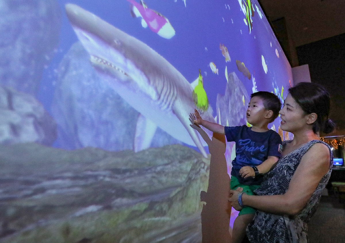 ▲28일 오전 현대백화점 무역센터점 10층 문화홀에서 어린이 고객들이 ‘헬로 마이 오션’의 다양한 컨텐츠들을 체험해 보고 있다.