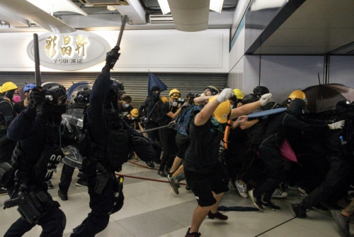 ▲홍콩 위엔룽 지하철역에서 27일(현지시간) 경찰들이 진압봉을 휘두르며 시위대 해산을 시도하고 있다. 홍콩/AP연합뉴스 

