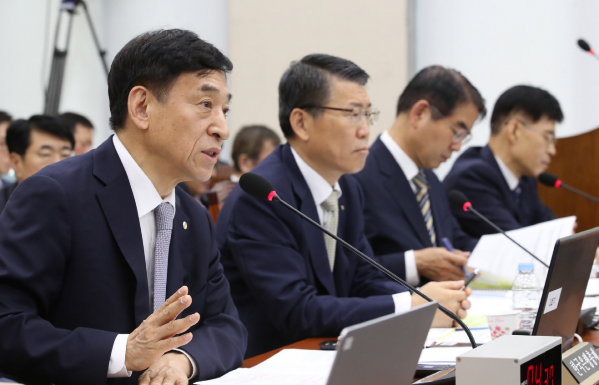 ▲이주열(왼쪽) 한국은행 총재는 23일 국회 기획재정위원회 업무보고 자리에서 "정책여력이 많지는 않지만 없는 것은 아니다"라고 말해 사실상 추가 금리인하 가능성을 시사했다. 사진은 이 총재가 23일 국회에 출석해 답변하는 모습.(연합뉴스)