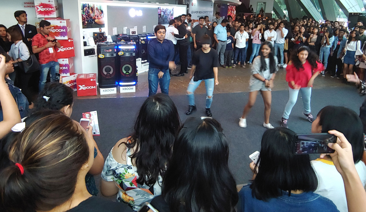 ▲인도 고객들이 LG 케이팝 경연대회 2019에 마련한 'LG 엑스붐' 체험 부스에서 음악에 맞춰 흥겨운 춤을 추며 즐기고 있다. (사진제공=LG전자)