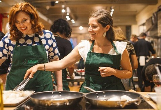 ▲뉴욕에서 진행된 비비고 쿠킹클래스에서 Better Homes and Gardens 메거진의 에디터 Kristina Vanni(왼쪽)와 Food network magazine 에디터인 Kate O'Brien이 요리를 하고 있다.
