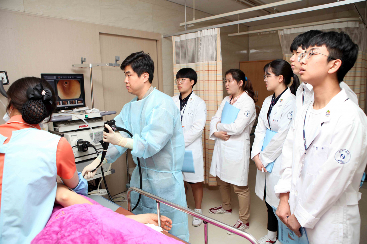 ▲부평힘찬병원 손효문 원장(내과 전문의)의 위내시경을 참관하는 참가학생들의 모습(힘찬병원)