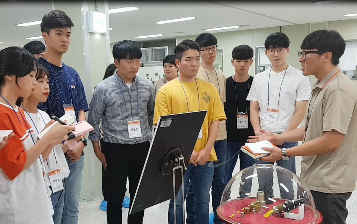 ▲한화 체험단 6기가 구미 사업장을 견학하고 있다. (사진 제공=한화)