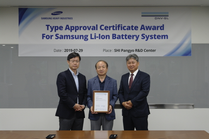 ▲29일, 삼성중공업 판교R&D센터에서 이재영 삼성SDI 전략마케팅 팀장(왼쪽), 심용래 삼성중공업 조선해양연구소장(가운데)과 신명섭 DNV-GL 선급 영업본부장이 선박용 배터리 시스템 형식승인을 기념해 사진을 찍고 있다. 사진제공 삼성중공업