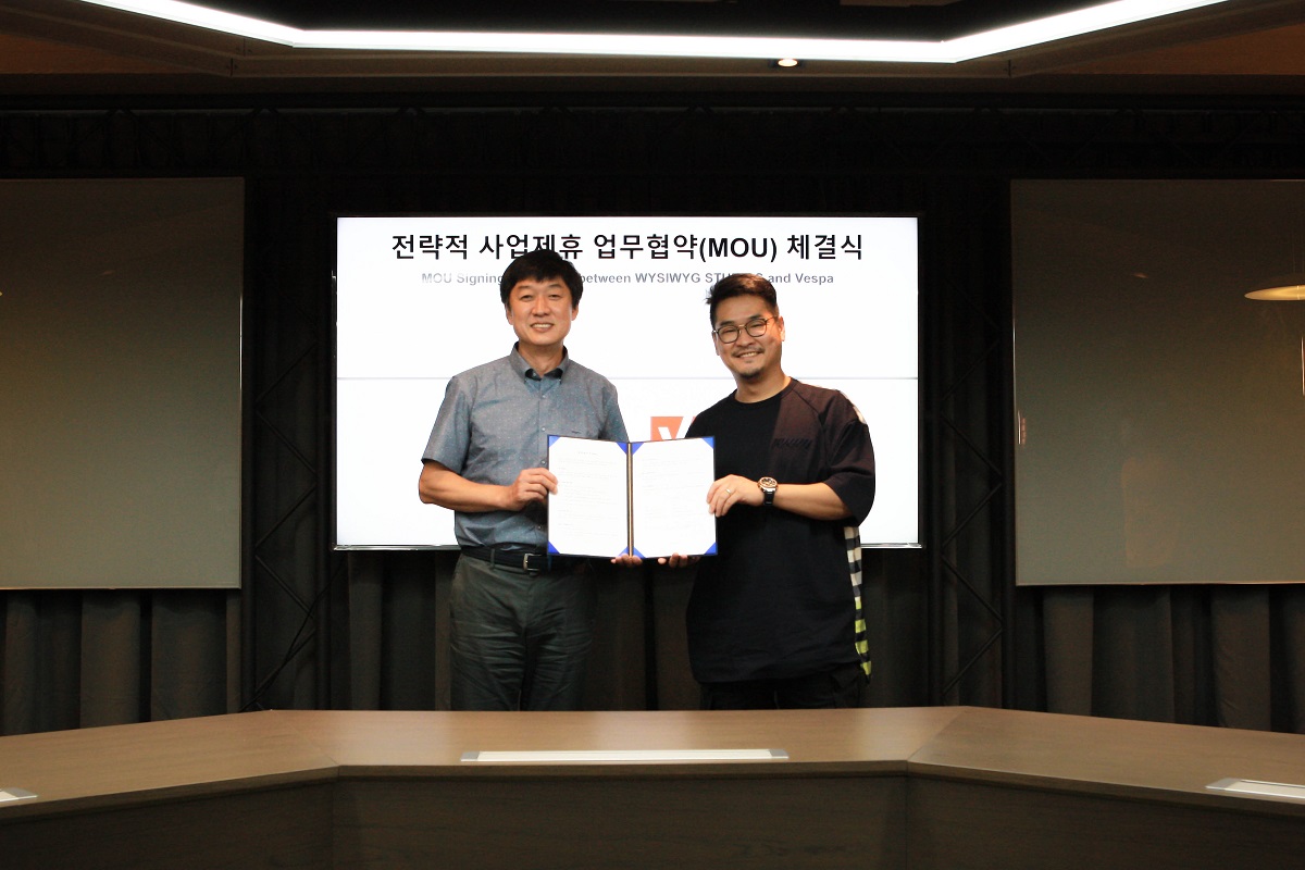 ▲김진수 베스파 대표(오른쪽)와 박관우 위지윅스튜디오 대표가 협약 체결 후 기념촬영을 하고 있다. (출처=베스파)