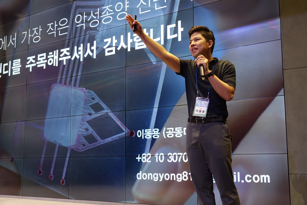 ▲대상을 받은 '펫디' 이동용 대표 참가자가 발표자가 아이디어 제품을 소개하고 있다. (사진제공=벤처기업협회)