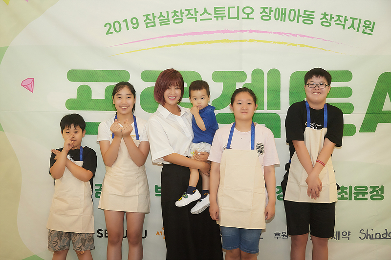 ▲ 솔비(권지안)와 ‘프로젝트A-장애아동 일일 미술 멘토링 이벤트’ 실시(조아제약)