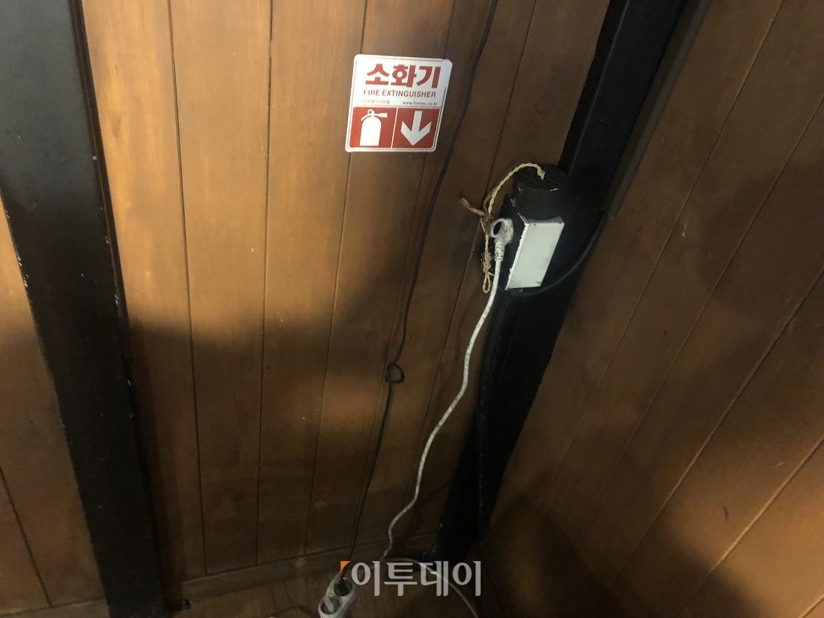 ▲서울 강남의 한 클럽에는 소화기가 있다고 표시된 자리가 빈 공간으로 남아 있다. (홍인석 기자 mystic@)
