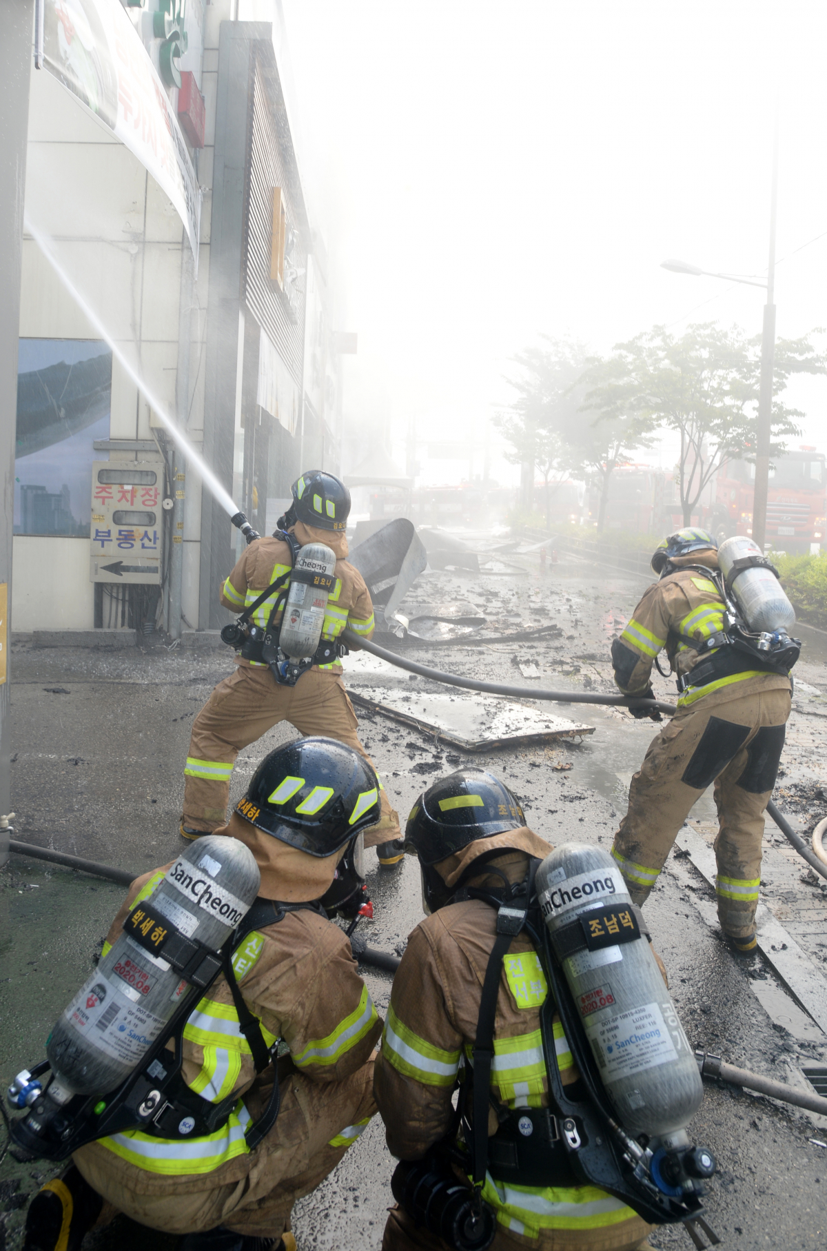 ▲전주 송천동 화재를 진압하고 있는 소방관들. (뉴시스)