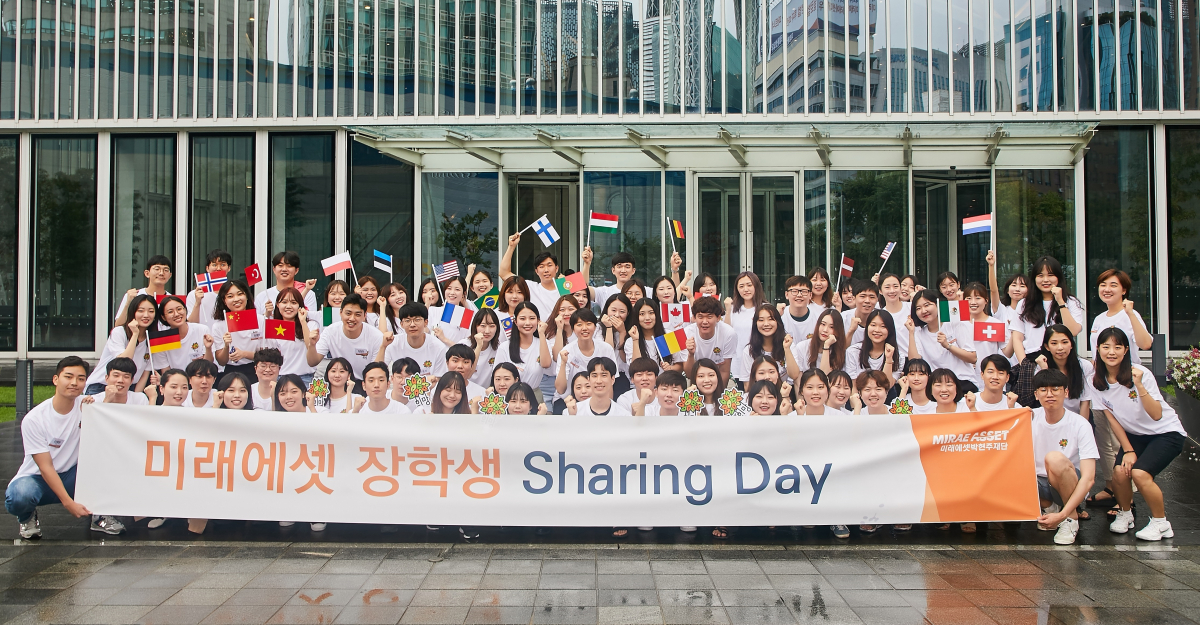 ▲미래에셋 장학생들이 26일 태양광 렌턴 제작 봉사활동 후 기념사진 촬영을 하고 있다. (미래에셋자산운용)